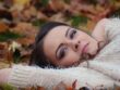 girl_lying_down_autumn_park_portrait_girl_in_the_park_beauty_make_up_portrait_park_autumn-1196518.jpg!d