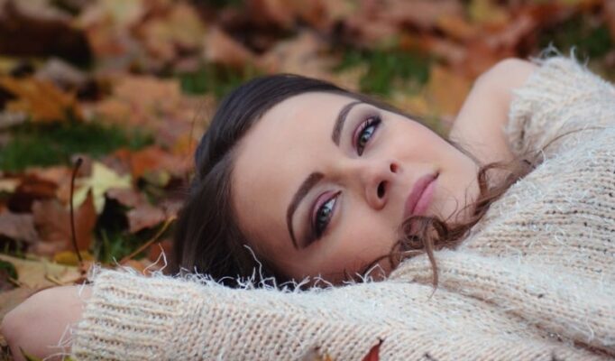 girl_lying_down_autumn_park_portrait_girl_in_the_park_beauty_make_up_portrait_park_autumn-1196518.jpg!d